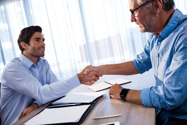 Zwei Geschäftsleute geben sich die Hand — Stockfoto