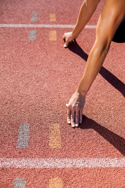 Kvinnliga idrottare redo att köra — Stockfoto