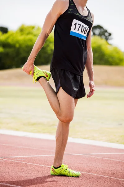 Atleta calentándose en pista de carreras — Foto de Stock