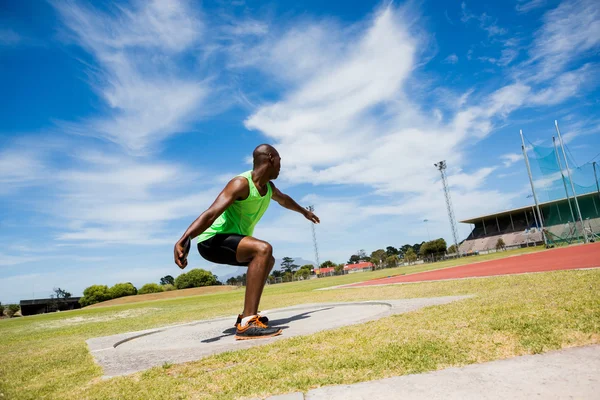 Atleet voorbereiding kogelstoten bal te gooien — Stockfoto