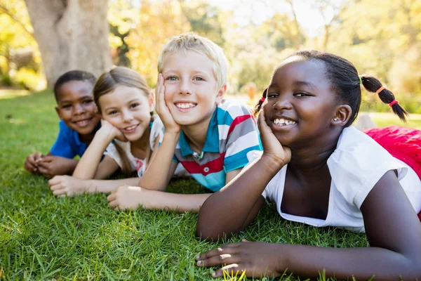 Kinder posieren gemeinsam — Stockfoto