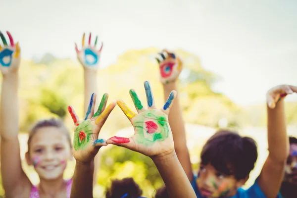 Niños con manos coloreadas —  Fotos de Stock