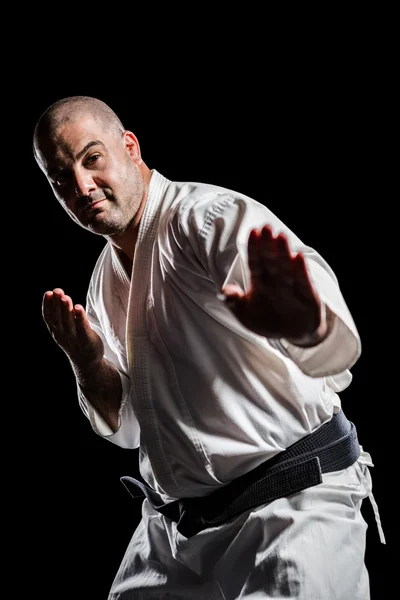 Gevechtvoerende karate houding — Stockfoto