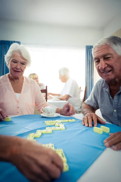Group of seniors playing dominoes — Stock Photo, Image
