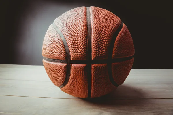 Nahaufnahme von Basketball auf Schwarz — Stockfoto