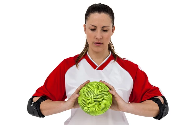 Женщина, держащая мяч — стоковое фото