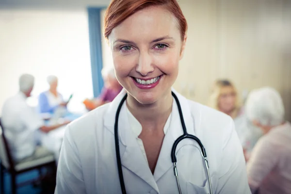 Krankenschwester im Altersheim — Stockfoto