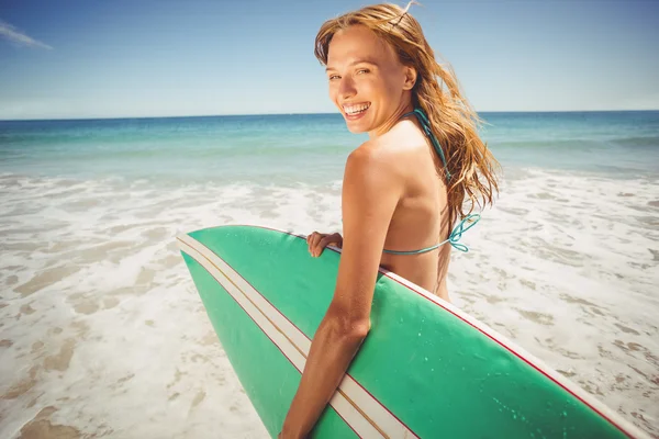 Frau mit Surfbrett am Strand — Stockfoto