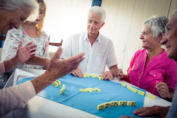 Groep van senioren spelen — Stockfoto