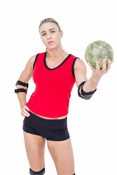 Athlète féminine tenant le handball — Photo