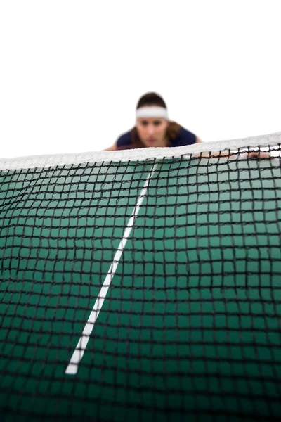 Jugador de tenis detrás de red — Foto de Stock