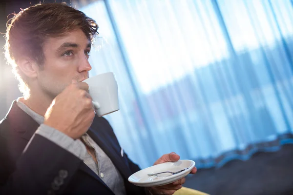 Jovem empresário bebendo um café — Fotografia de Stock