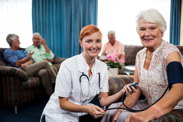 Infirmière prenant soin du pensionné — Photo