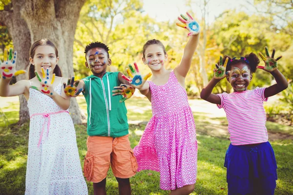 Niedliche Kinder mit farbigen Händen — Stockfoto