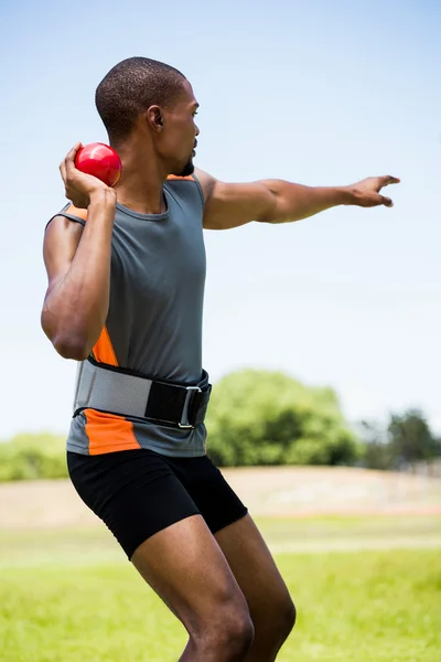 Mannelijke atleet ongeveer bal te gooien kogelstoten — Stockfoto