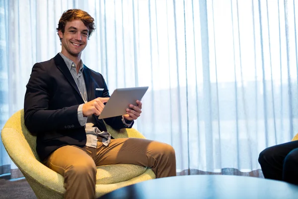 Podnikatel, sedí na gauči, přes notebook — Stock fotografie