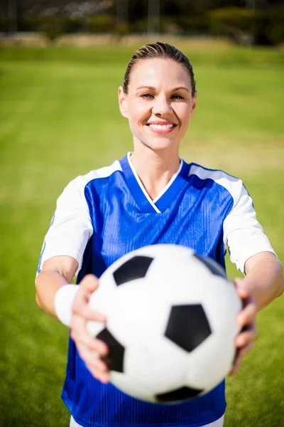 女子足球球员与球 — 图库照片