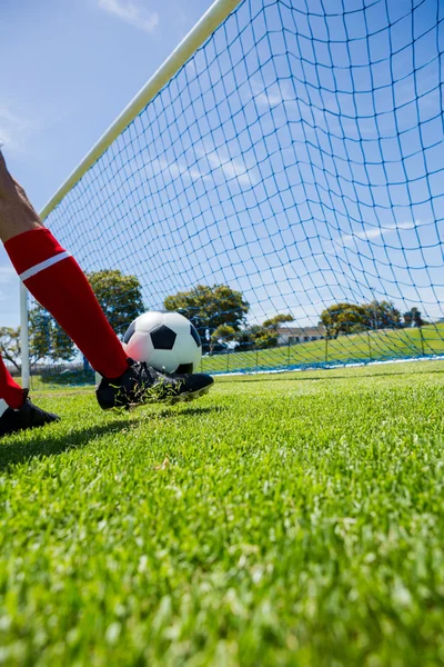 Jugador de fútbol anotando un gol — Foto de Stock