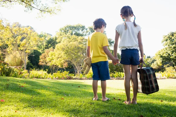 Niños sosteniendo equipaje —  Fotos de Stock