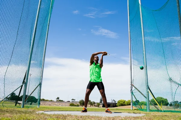 Bir disk atma gerçekleştirme atlet — Stok fotoğraf