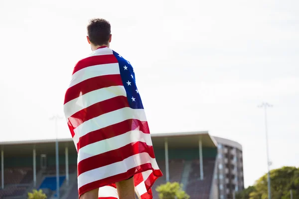 Amerikan bayrağı sarılı atlet — Stok fotoğraf