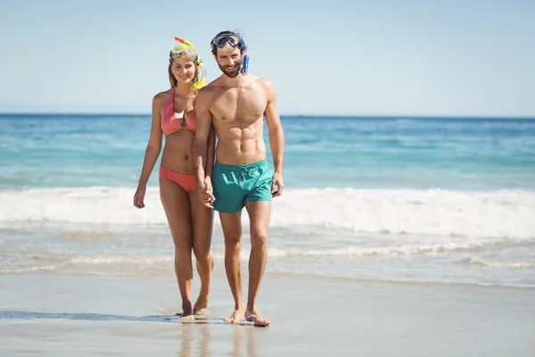Par som håller händer på stranden — Stockfoto