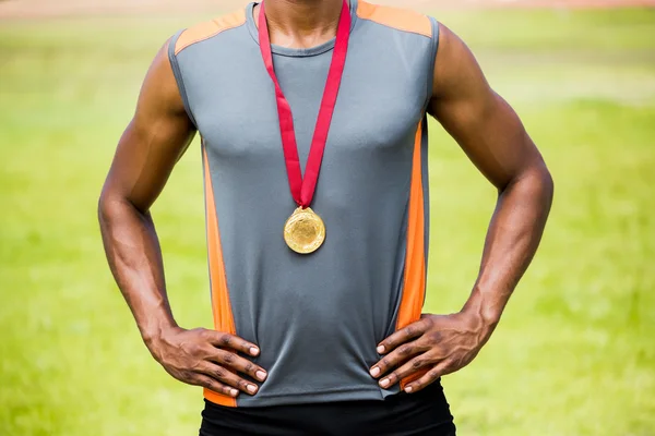 Atleet poseren met gouden medailles — Stockfoto