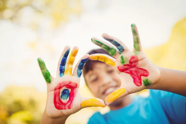 Niño haciendo círculo con las manos — Foto de Stock