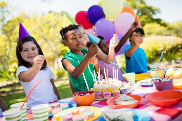 かわいい子供たちの誕生日パーティーの最中に — ストック写真