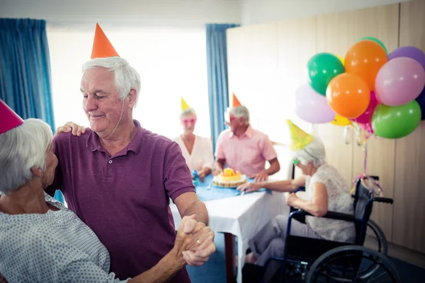 Группа пенсионеров, празднующих день рождения — стоковое фото