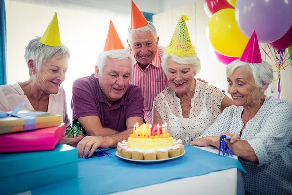 Seniorengruppe feiert Geburtstag — Stockfoto