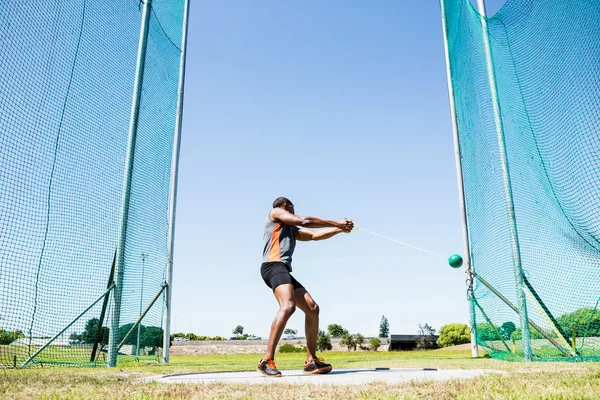 Atleta realizando un lanzamiento de martillo — Foto de Stock