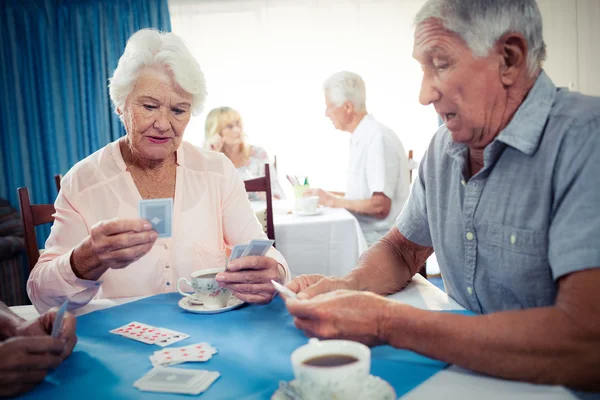 Seniorengruppe spielt Dominosteine — Stockfoto