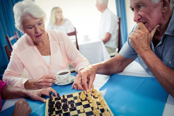 Anziani che giocano a scacchi — Foto Stock