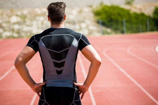 Atleta parado en pista de atletismo — Foto de Stock