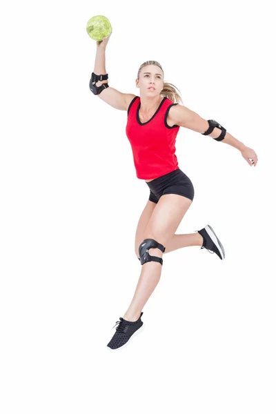 Female athlete throwing handball — Stock Photo, Image