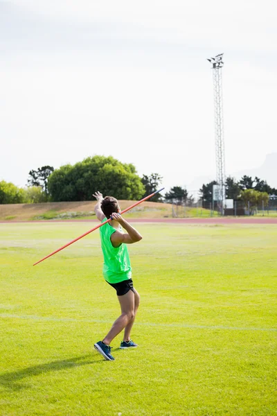 Athlète sur le point de jeter un Javelin — Photo