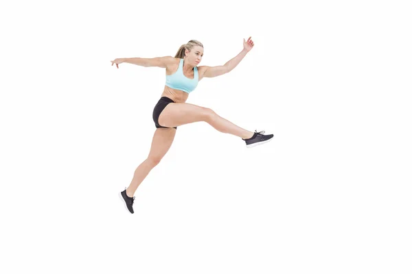 Atleta feminina pulando — Fotografia de Stock