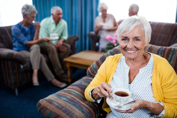 Donna anziana bere un caffè — Foto Stock