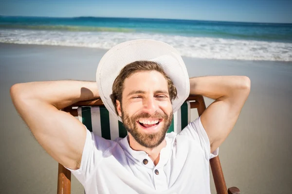 Jeune homme relaxant sur fauteuil — Photo