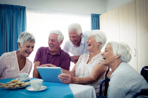Група літніх людей за допомогою планшетного комп'ютера — стокове фото
