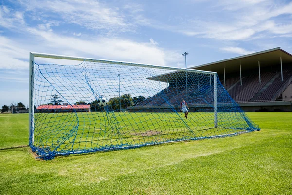 Futebol batendo na parte de trás da rede — Fotografia de Stock