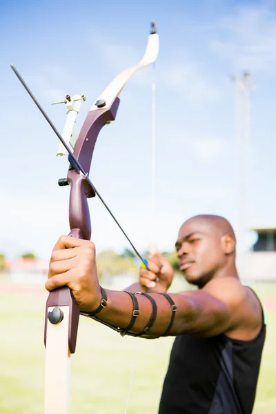 Atleta che pratica tiro con l'arco — Foto Stock
