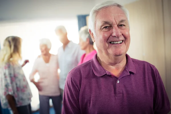 Seniorer i pension huset — Stockfoto