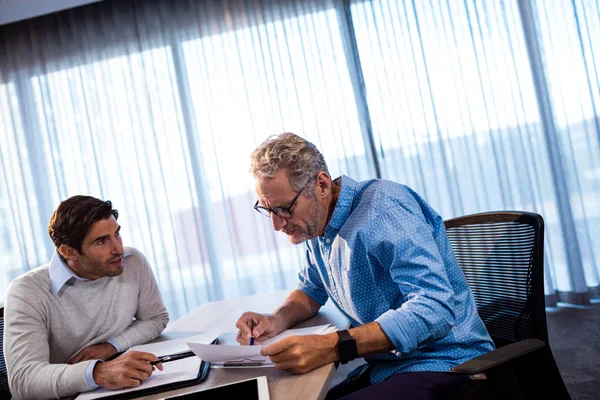 Zwei Geschäftsleute lesen Dokument — Stockfoto