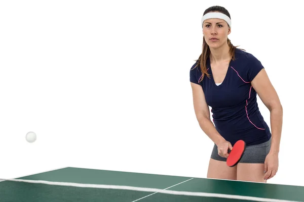 Женщины-спортсменки играют в настольный теннис — стоковое фото