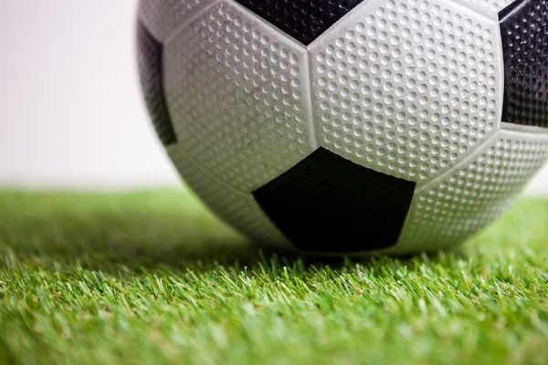Balón de fútbol en el campo —  Fotos de Stock