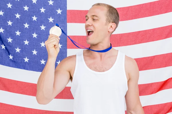 Atleta mostrando sua medalha de ouro — Fotografia de Stock