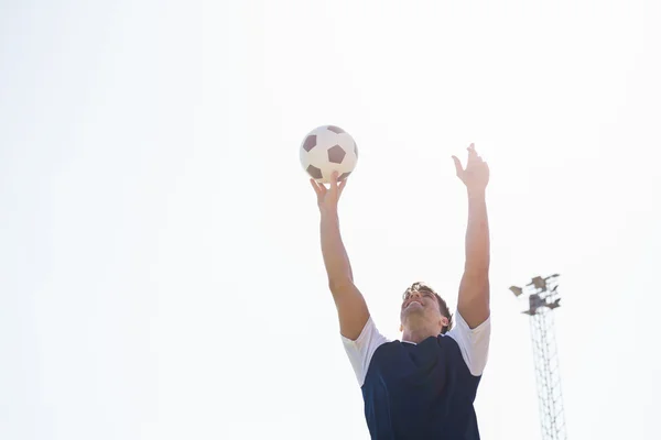 Jogador de futebol praticando futebol — Fotografia de Stock