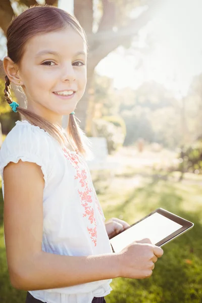 Enfant utilisant la technologie — Photo